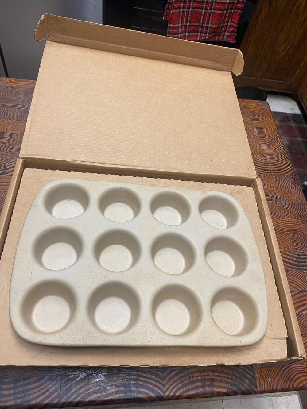 The Pampered Chef 12 Cup Muffin Pan Stoneware- in original box